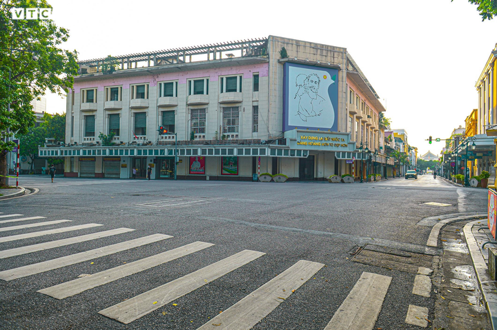 Đường phố Hà Nội vắng bóng người trong ngày đầu giãn cách xã hội theo Chỉ thị 16 - 2