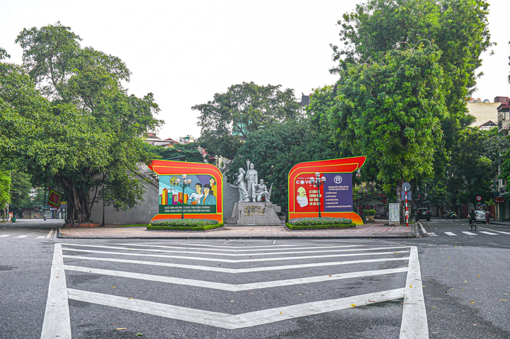 Đường phố Hà Nội vắng bóng người trong ngày đầu giãn cách xã hội theo Chỉ thị 16 - 3