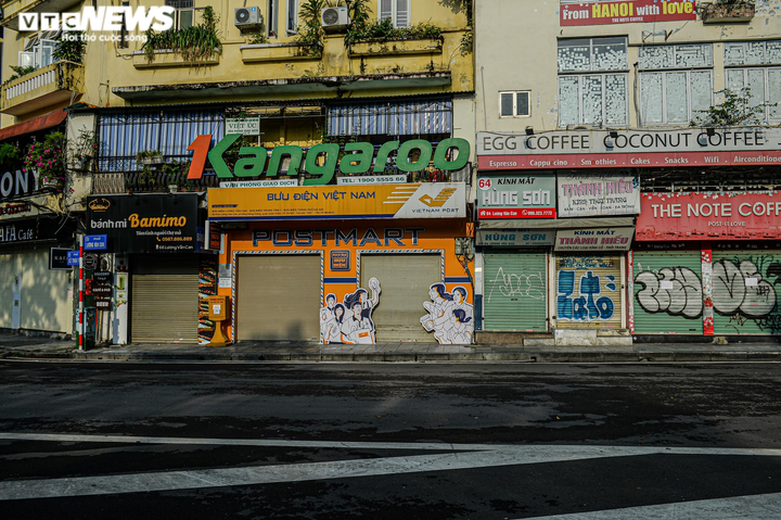 Đường phố Hà Nội vắng bóng người trong ngày đầu giãn cách xã hội theo Chỉ thị 16 - 6