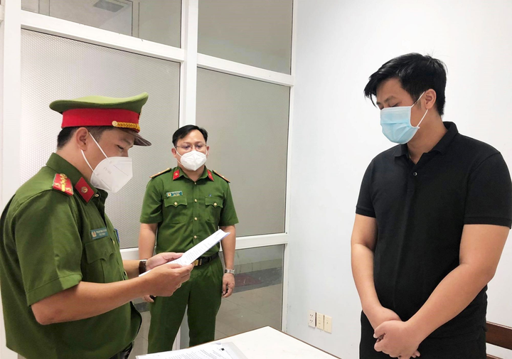 Khởi tố nhân viên ngân hàng chiếm dụng 800 triệu đồng của khách hàng - 1