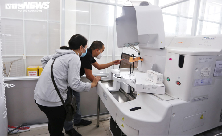 Bộ Y tế hỗ trợ Đà Nẵng xe tiêm vaccine lưu động, máy xét nghiệm COVID-19 - 1