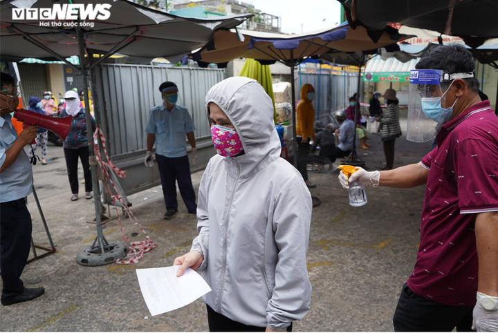 Test nhanh cho tiểu thương chợ Bình Thới, TP.HCM phát hiện 8 ca dương tính - 10