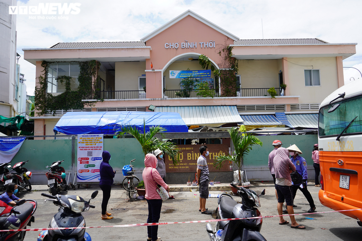 Test nhanh cho tiểu thương chợ Bình Thới, TP.HCM phát hiện 8 ca dương tính - 1