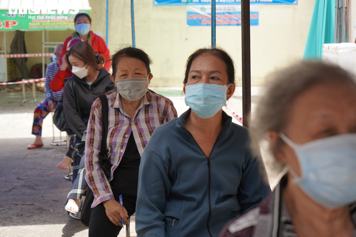 Test nhanh cho tiểu thương chợ Bình Thới, TP.HCM phát hiện 8 ca dương tính - 3