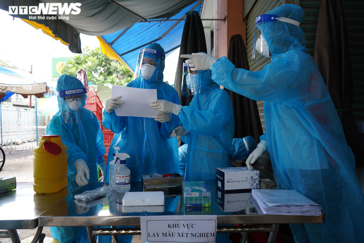 Test nhanh cho tiểu thương chợ Bình Thới, TP.HCM phát hiện 8 ca dương tính - 9