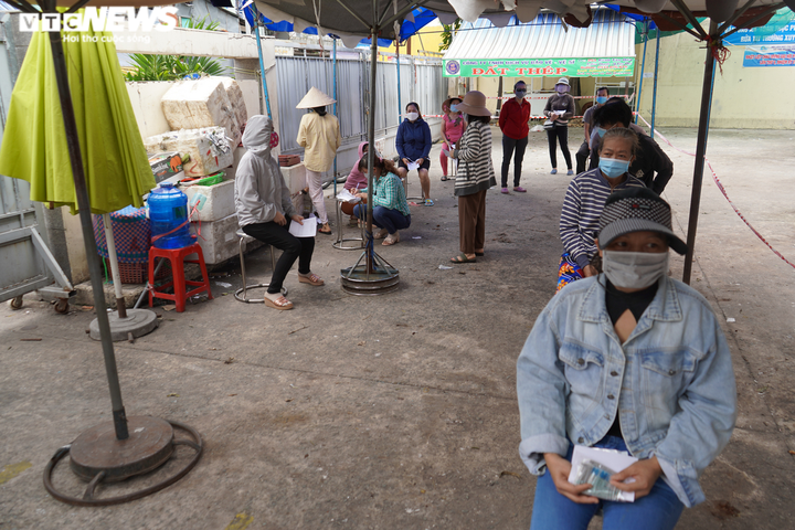 Test nhanh cho tiểu thương chợ Bình Thới, TP.HCM phát hiện 8 ca dương tính - 11