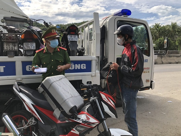 Hơn 650 người chạy xe từ vùng dịch về Quảng Ngãi, một người mắc COVID-19 - 1