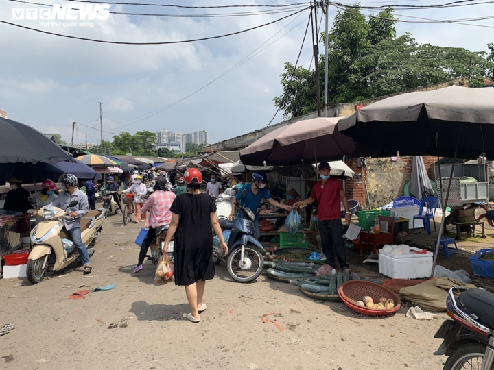 Nhiều chợ Hà Nội đông nghịt, hàng hóa dồi dào, giá ổn định - 1