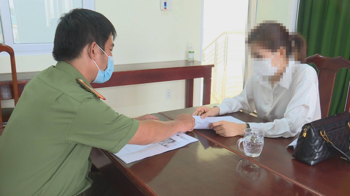 Triệu tập 2 người đăng thông tin cá nhân người mắc COVID-19 lên Facebook - 1