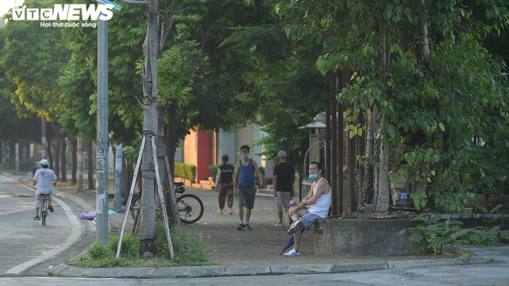 Hà Nội ngày đầu giãn cách xã hội: Người dân ùn ùn vào chợ, tập thể dục buổi sáng - 7