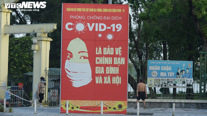 Hà Nội ngày đầu giãn cách xã hội: Người dân ùn ùn vào chợ, tập thể dục buổi sáng - 4