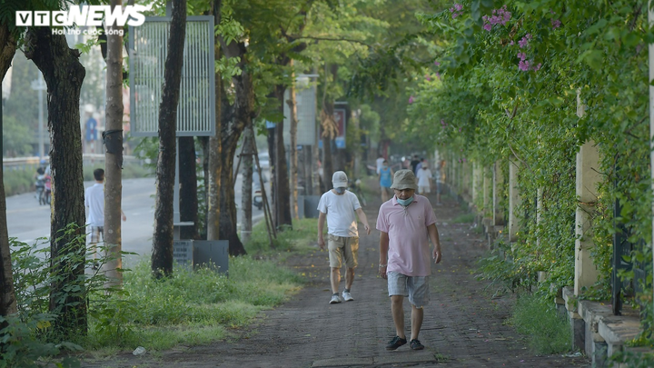 Hà Nội ngày đầu giãn cách xã hội: Người dân ùn ùn vào chợ, tập thể dục buổi sáng - 5