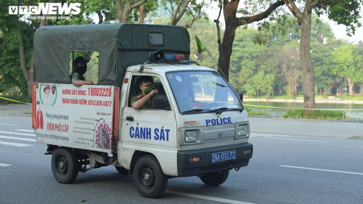 Hà Nội ngày đầu giãn cách xã hội: Người dân ùn ùn vào chợ, tập thể dục buổi sáng - 10