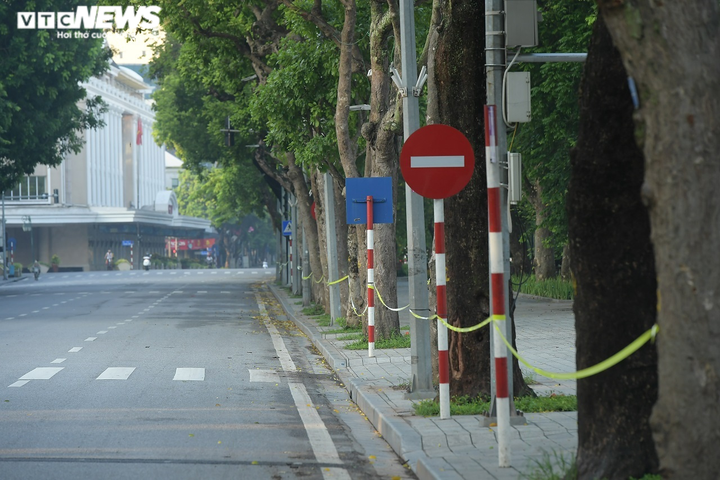 Hà Nội ngày đầu giãn cách xã hội: Người dân ùn ùn vào chợ, tập thể dục buổi sáng - 8