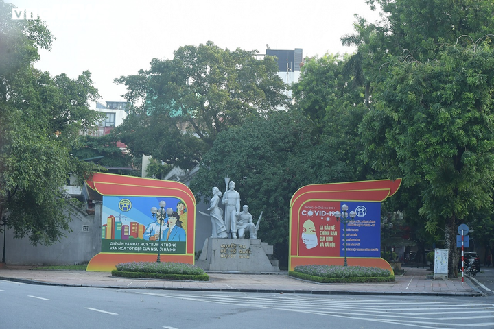 Hà Nội ngày đầu giãn cách xã hội: Người dân ùn ùn vào chợ, tập thể dục buổi sáng - 9