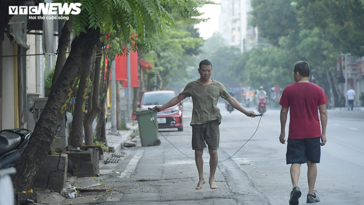 Hà Nội ngày đầu giãn cách xã hội: Người dân ùn ùn vào chợ, tập thể dục buổi sáng - 6