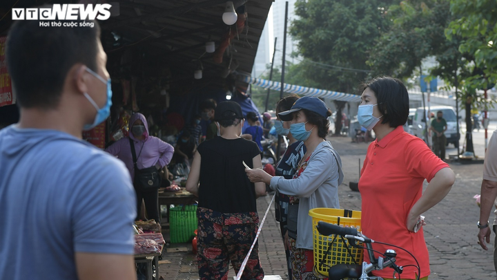 Hà Nội ngày đầu giãn cách xã hội: Người dân ùn ùn vào chợ, tập thể dục buổi sáng - 1