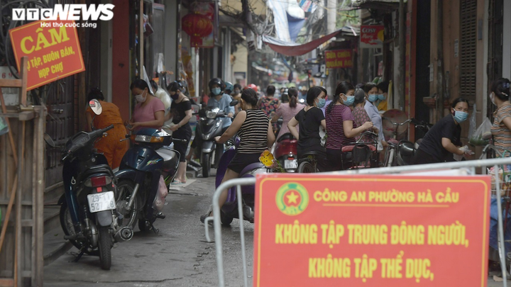Hà Nội ngày đầu giãn cách xã hội: Người dân ùn ùn vào chợ, tập thể dục buổi sáng - 2