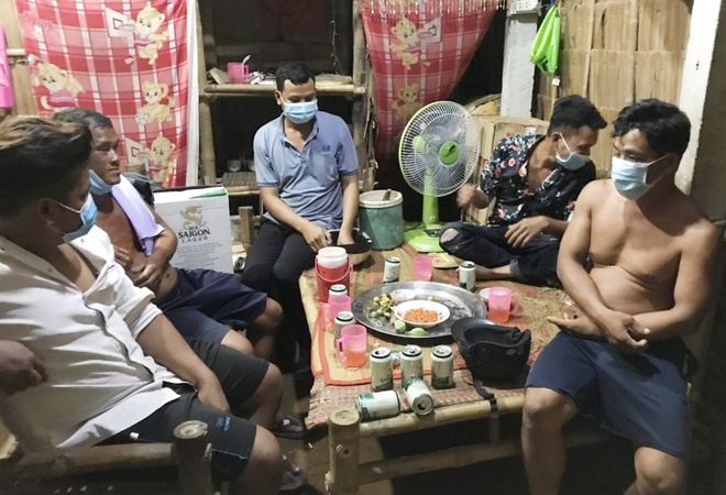 Ăn nhậu trong lúc giãn cách, 5 người bị phạt 75 triệu đồng - 1