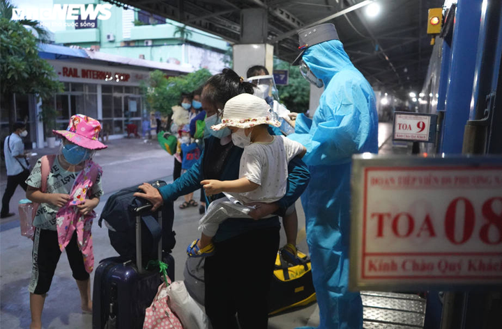 Chuyến tàu đặc biệt, nghĩa tình đưa người Hà Tĩnh rời TP.HCM về quê - 7