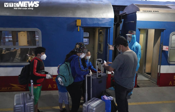 Chuyến tàu đặc biệt, nghĩa tình đưa người Hà Tĩnh rời TP.HCM về quê - 10