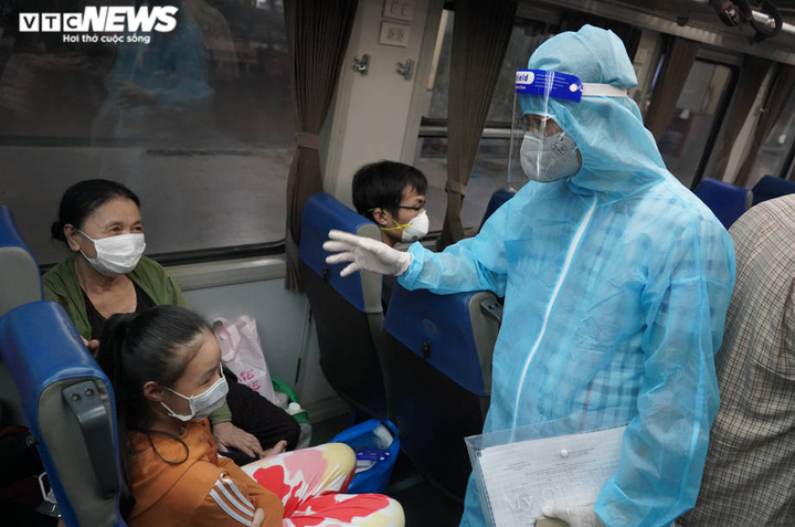 Chuyến tàu đặc biệt, nghĩa tình đưa người Hà Tĩnh rời TP.HCM về quê - 16