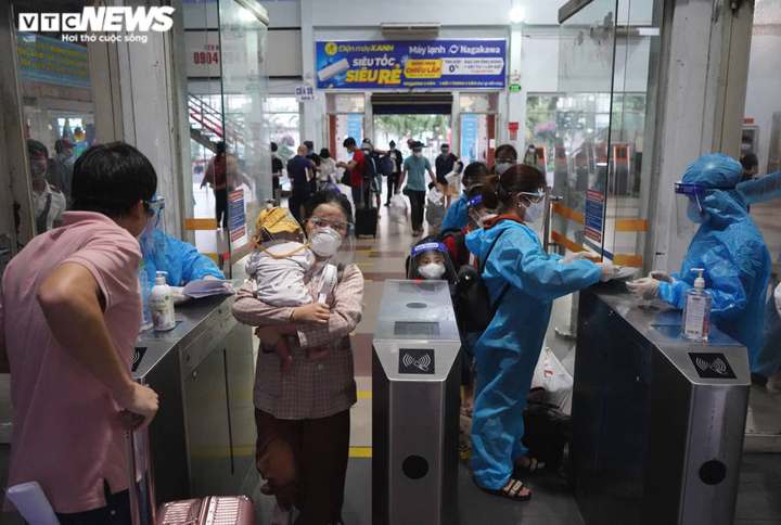 Chuyến tàu đặc biệt, nghĩa tình đưa người Hà Tĩnh rời TP.HCM về quê - 3