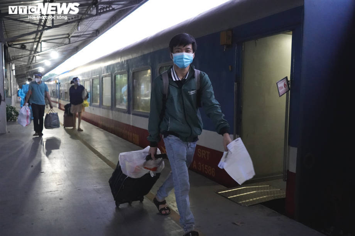 Chuyến tàu đặc biệt, nghĩa tình đưa người Hà Tĩnh rời TP.HCM về quê - 9