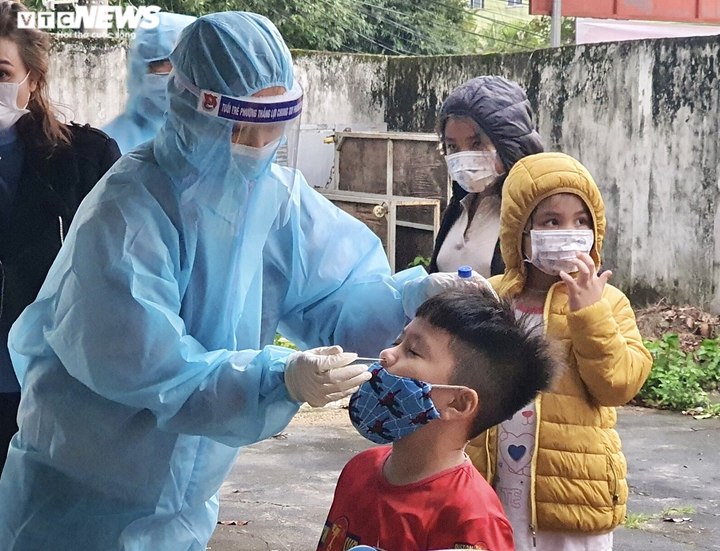 Ảnh: Lấy mẫu xét nghiệm 2.100 người, Gia Lai thêm 3 ca dương tính SARS-CoV-2 - 4