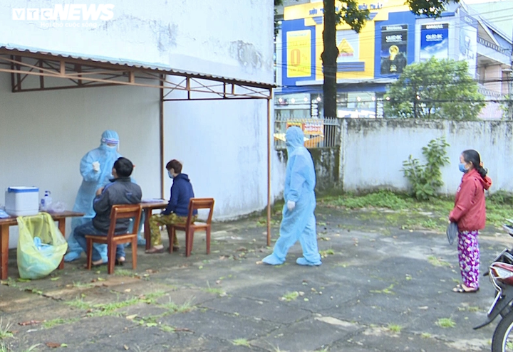 Ảnh: Lấy mẫu xét nghiệm 2.100 người, Gia Lai thêm 3 ca dương tính SARS-CoV-2 - 8
