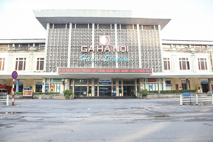 Đường phố Hà Nội vắng bóng người trong ngày đầu giãn cách xã hội theo Chỉ thị 16 - 10