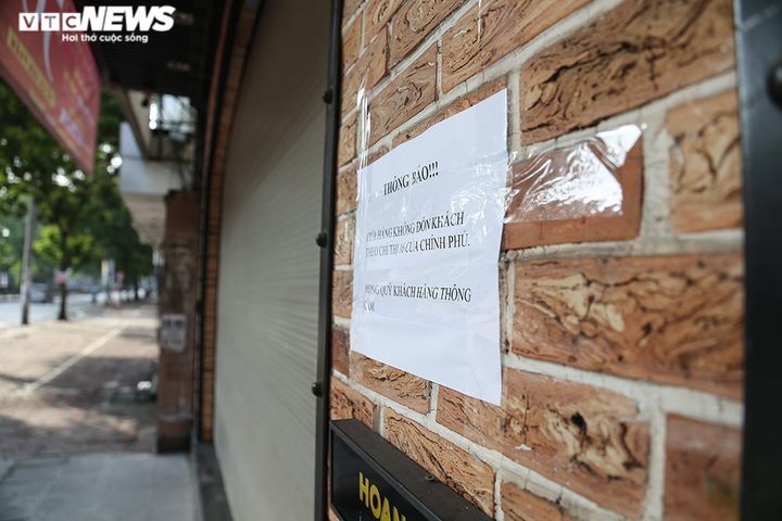 Đường phố Hà Nội vắng bóng người trong ngày đầu giãn cách xã hội theo Chỉ thị 16 - 7