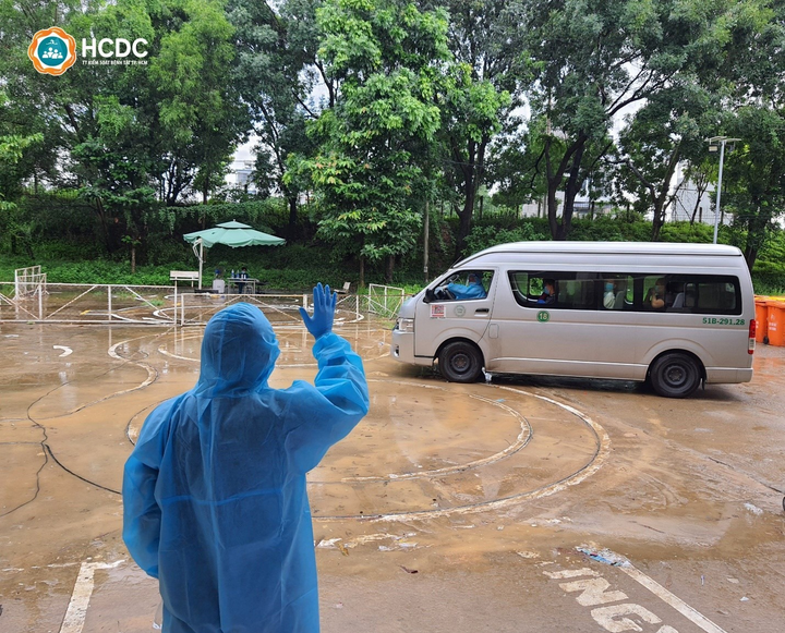 F0 ở TP.HCM bật khóc khi khỏi bệnh, được trở về nhà - 3