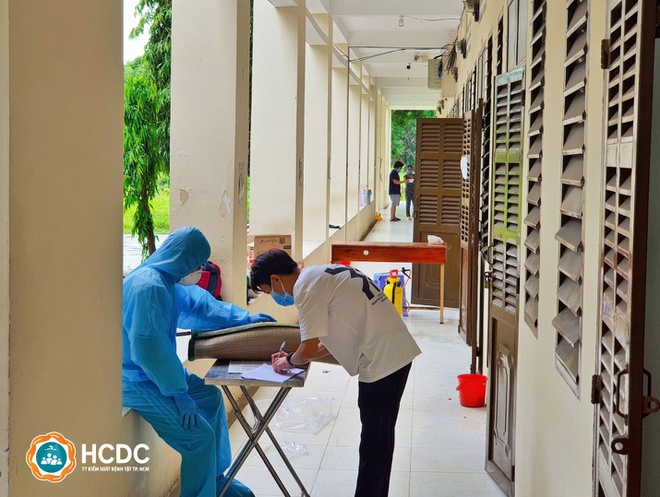 F0 ở TP.HCM bật khóc khi khỏi bệnh, được trở về nhà - 1