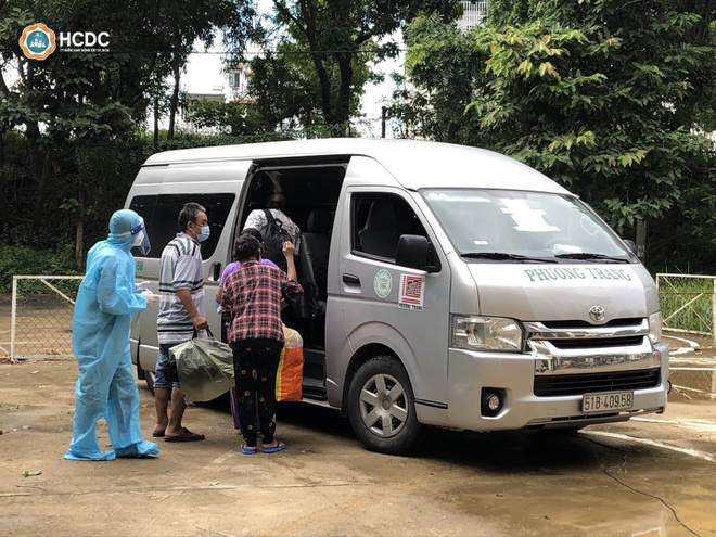 F0 ở TP.HCM bật khóc khi khỏi bệnh, được trở về nhà - 2