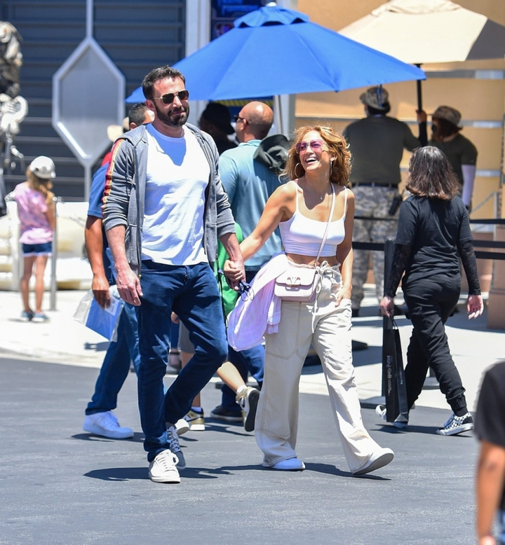 Jennifer Lopez hôn say đắm Ben Affleck nhân sinh nhật 52 tuổi - 5