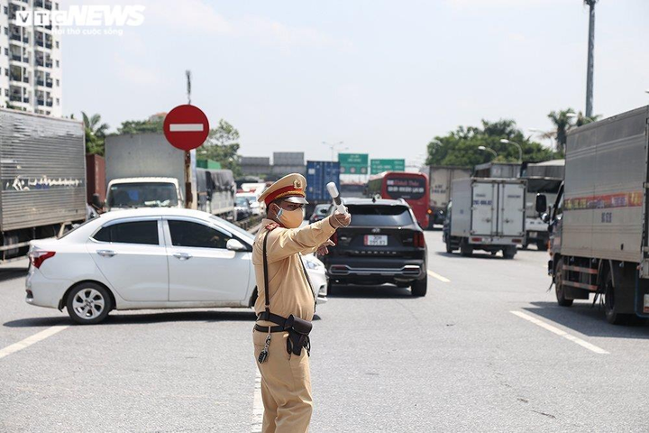 Không kiểm tra xe chở hàng thiết yếu phục vụ vùng dịch - 1