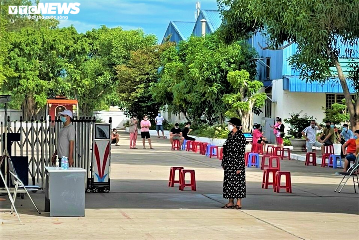 Bảo vệ dương tính SARS-CoV-2, Quảng Nam xuyên đêm xét nghiệm 2.000 người - 1