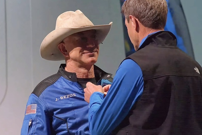 Jeff Bezos chưa phải là phi hành gia - 1