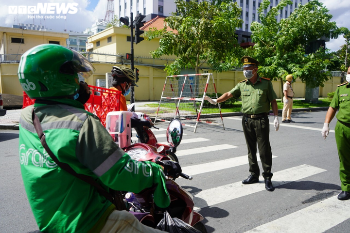 CSGT TP.HCM xử phạt hàng loạt shipper giao hàng không thiết yếu - 9