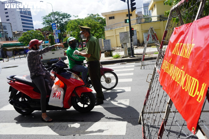 CSGT TP.HCM xử phạt hàng loạt shipper giao hàng không thiết yếu - 11