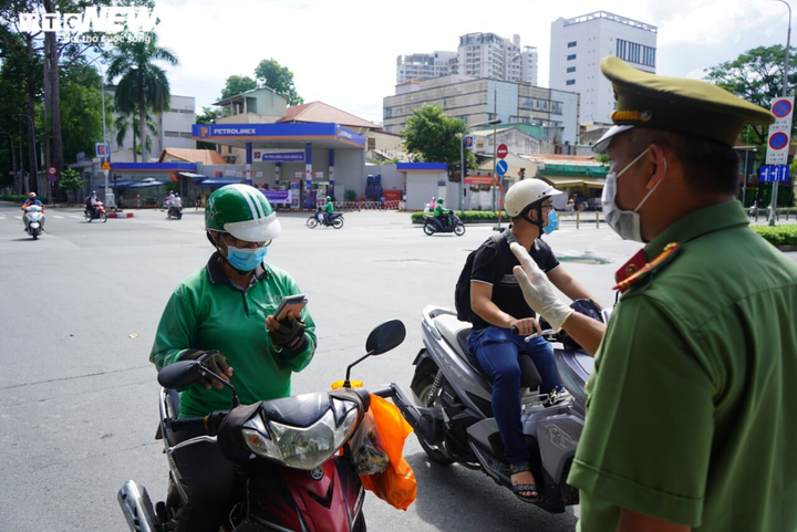 CSGT TP.HCM xử phạt hàng loạt shipper giao hàng không thiết yếu - 8