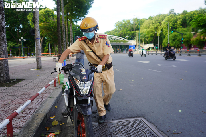 CSGT TP.HCM xử phạt hàng loạt shipper giao hàng không thiết yếu - 7