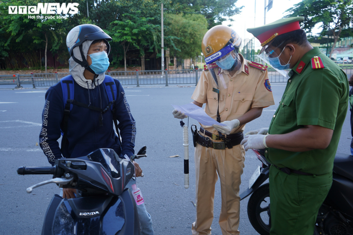 CSGT TP.HCM xử phạt hàng loạt shipper giao hàng không thiết yếu - 3