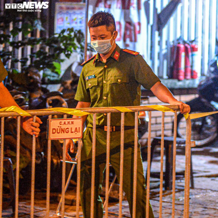 Ảnh: Dựng lều dã chiến ngay trong đêm, phong toả Bệnh viện Phổi Hà Nội - 6