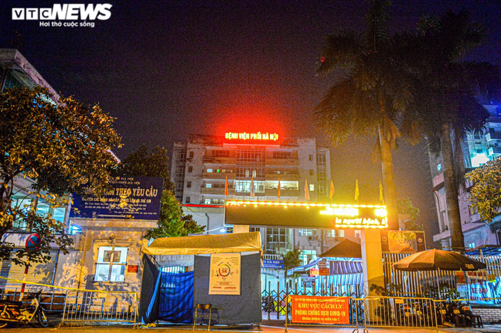 Ảnh: Dựng lều dã chiến ngay trong đêm, phong toả Bệnh viện Phổi Hà Nội - 12