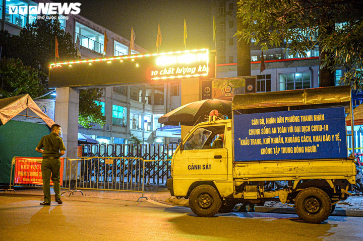 Ảnh: Dựng lều dã chiến ngay trong đêm, phong toả Bệnh viện Phổi Hà Nội - 4