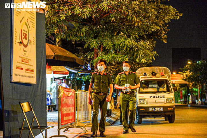 Ảnh: Dựng lều dã chiến ngay trong đêm, phong toả Bệnh viện Phổi Hà Nội - 2