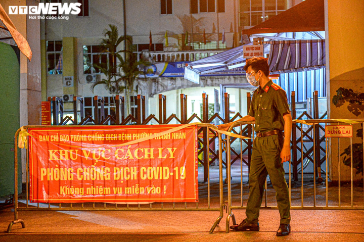 Ảnh: Dựng lều dã chiến ngay trong đêm, phong toả Bệnh viện Phổi Hà Nội - 11