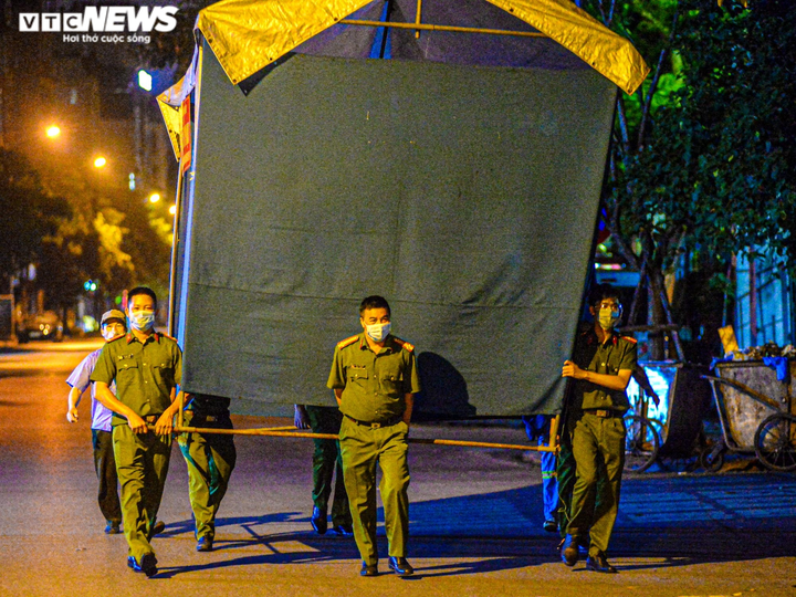 Ảnh: Dựng lều dã chiến ngay trong đêm, phong toả Bệnh viện Phổi Hà Nội - 1